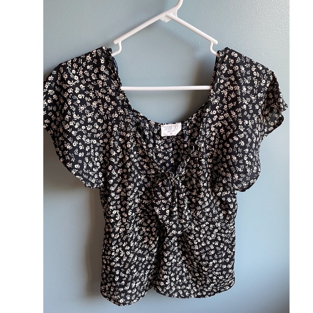 Loosely fitted, short blouse with floral pattern!